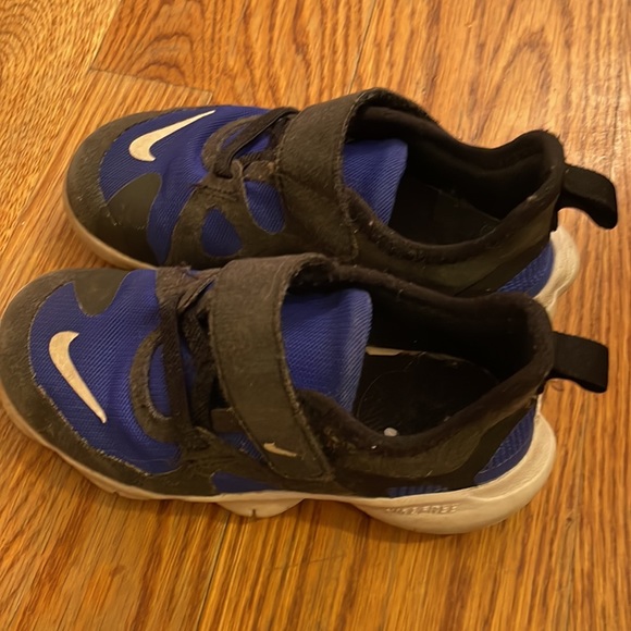 Nike sneakers with Velcro closure. - Picture 1 of 6